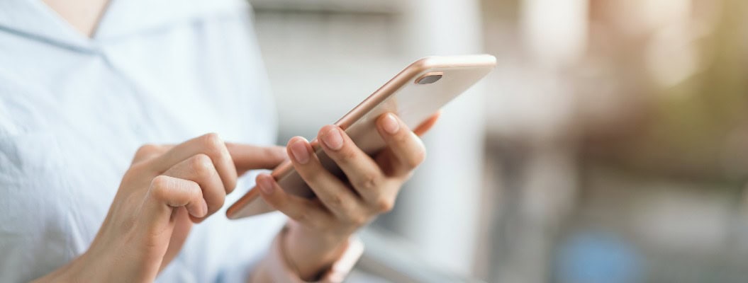 Frau bedient ihr Smartphone